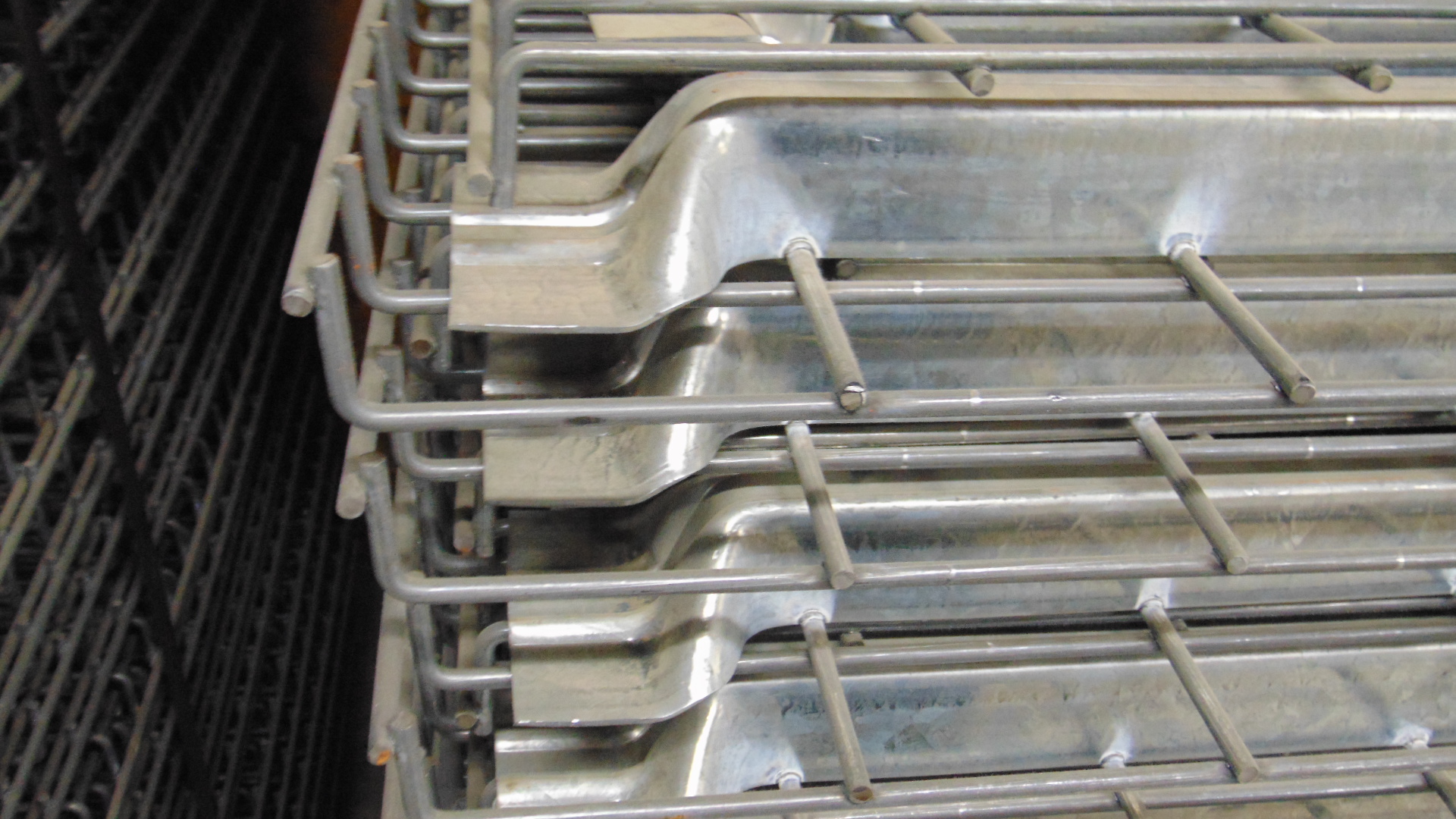 Flared Wire Decking - 46" x 46" x 1-5/8" - Image 5