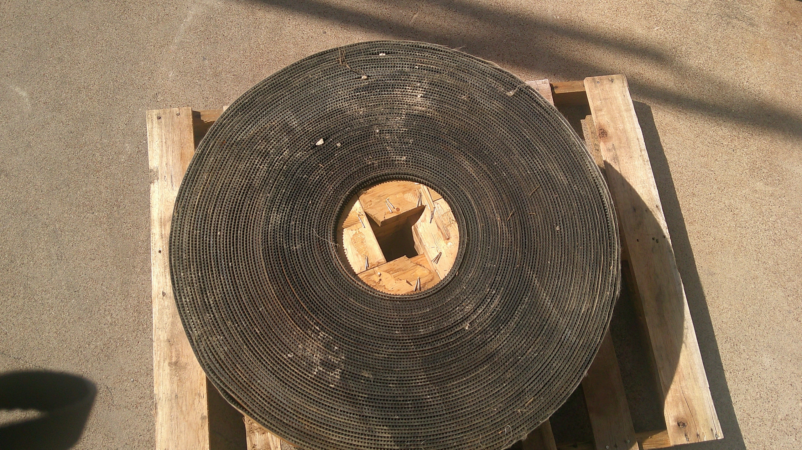 Rough Top Conveyor 10" x 300' x 1/8" - 1ply - Image 4