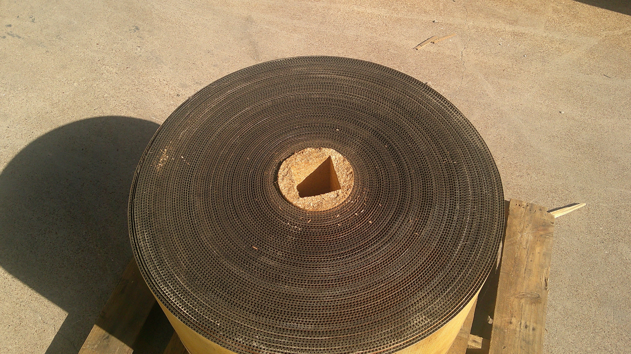 Rough Top Conveyor 24" x 300' x 1/8" - 1ply - Image 4
