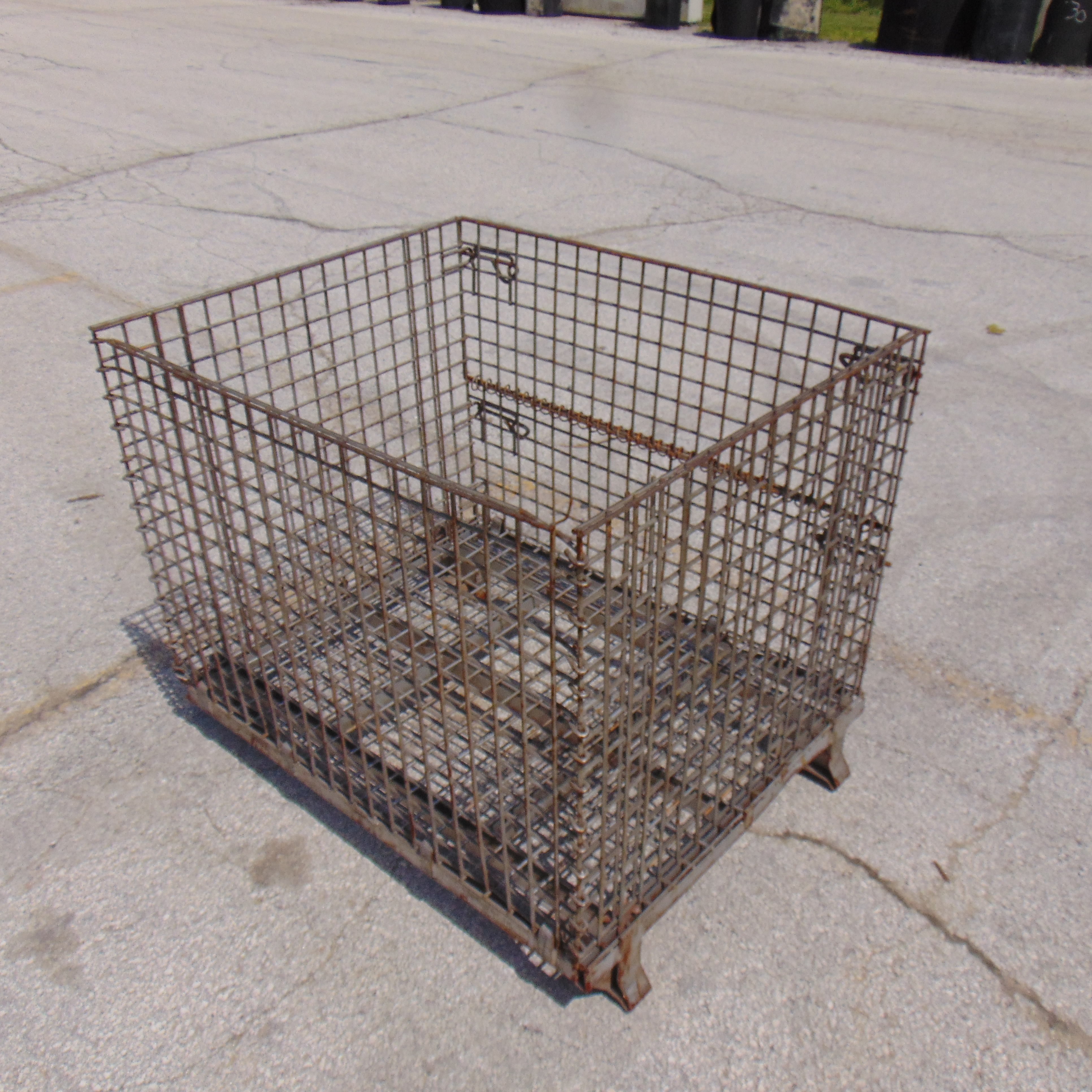 Collapsible Wire Bin
